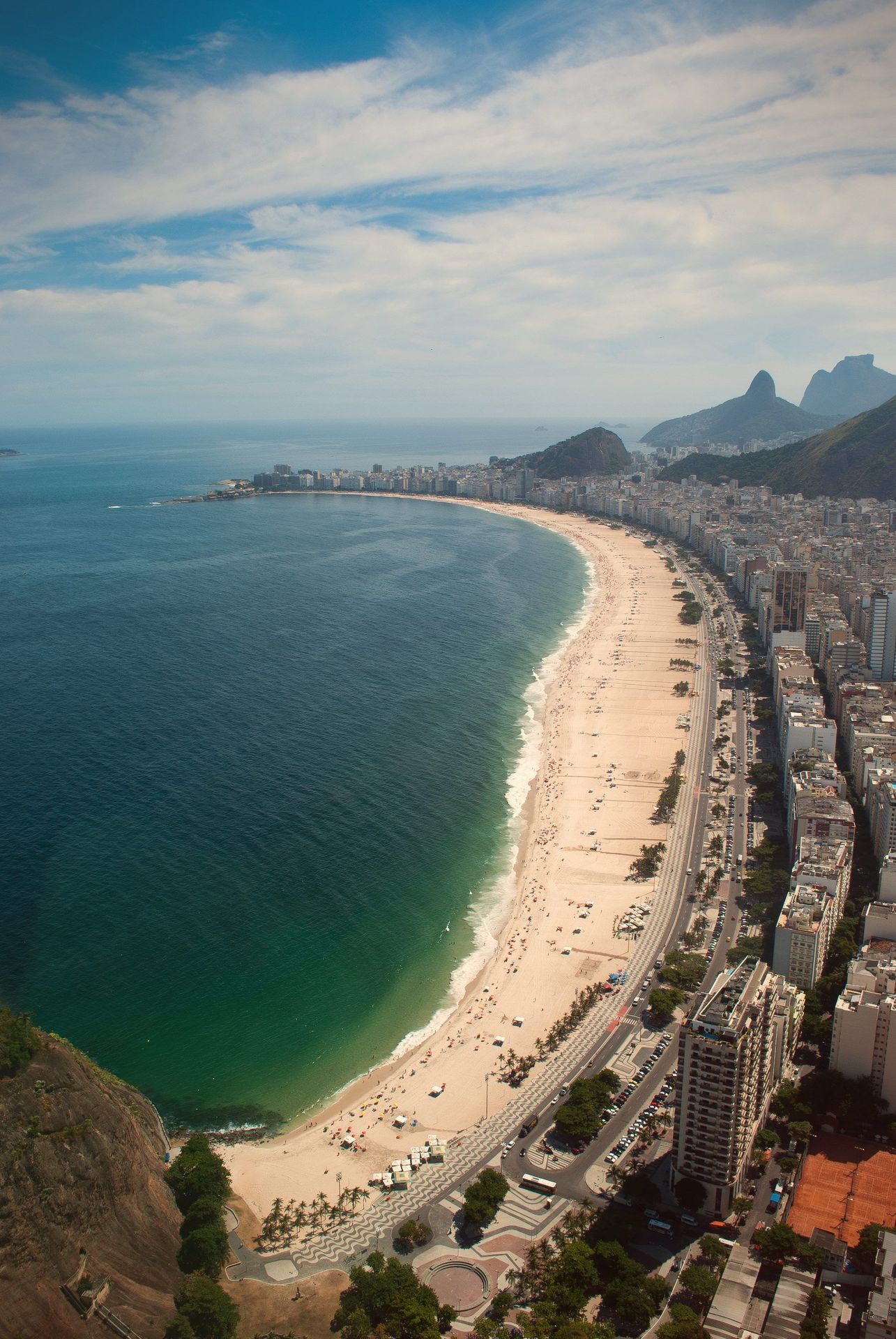 La plage de Copacabana s'incurvant le long de l'Atlantique