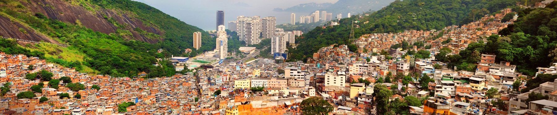 Panorama de favela de Rio desde un mirador alto