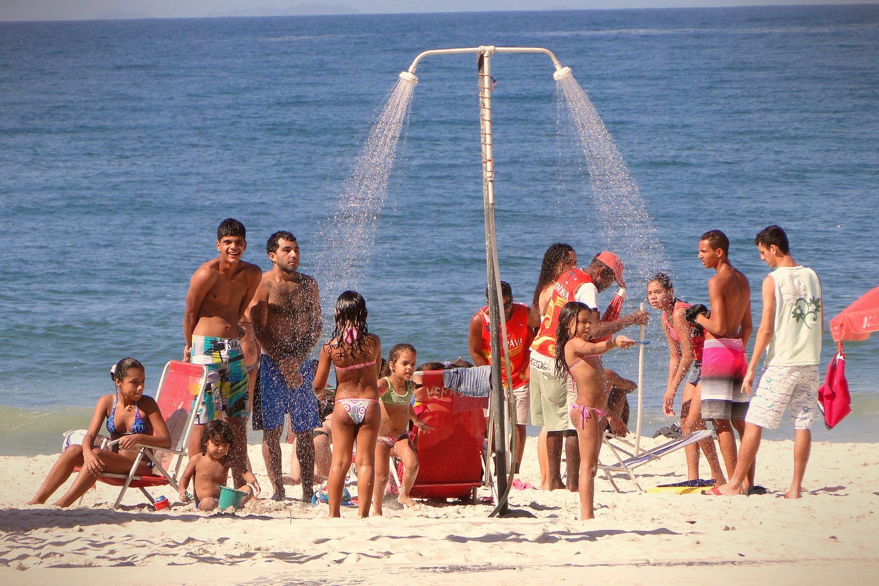 Douche publique sur la plage de Copacabana avec une foule de baigneurs